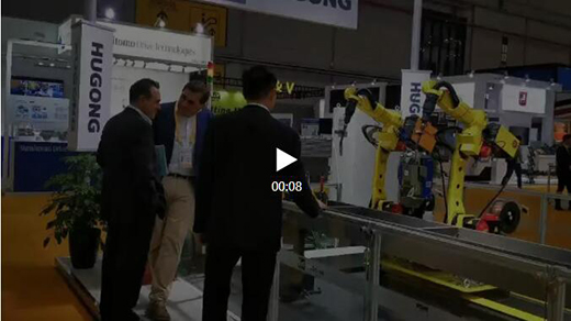 进博会首日威客电竞VKGAME意大利CEA展位旅行者关注机械人焊接系统